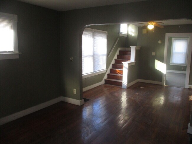 Building Photo - 2 Bed 1 Bath Duplex - Great Location