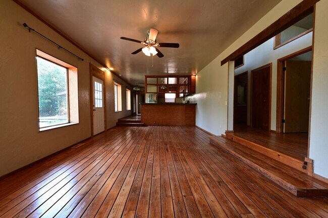 Building Photo - (4) Bed/(2) Bath SE Norman! Country Living!