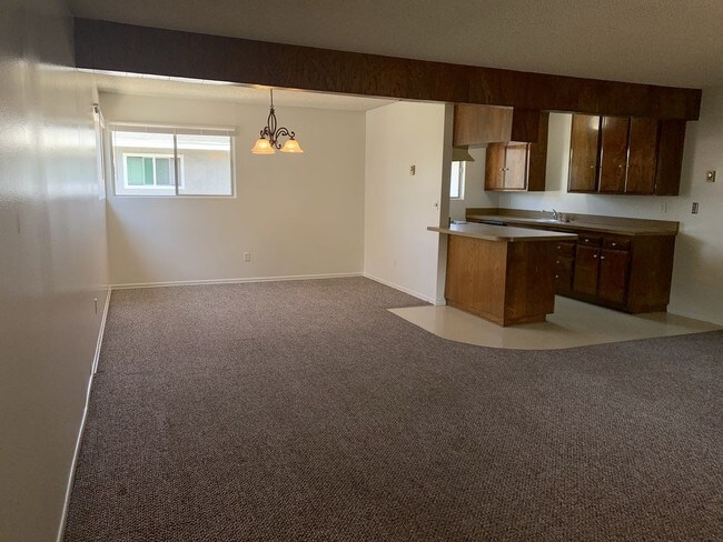 Building Photo - Upstairs 2 BR Spacious Apartment