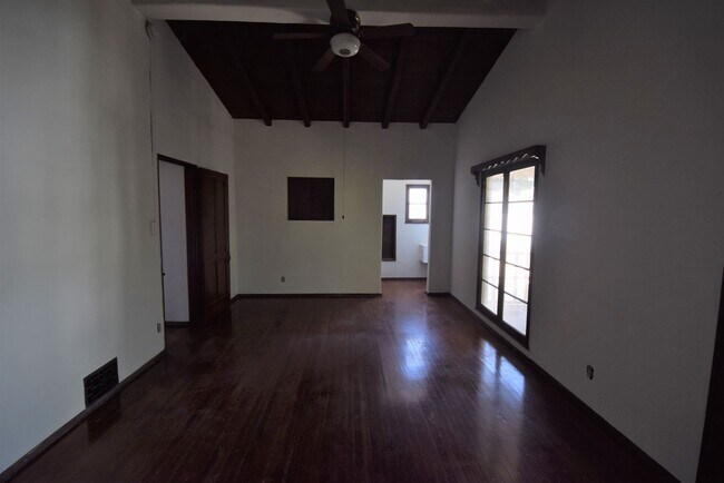 Building Photo - 1033 S Ogden Dr