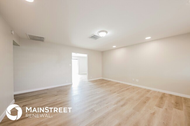 Building Photo - 4749 N 39th Dr