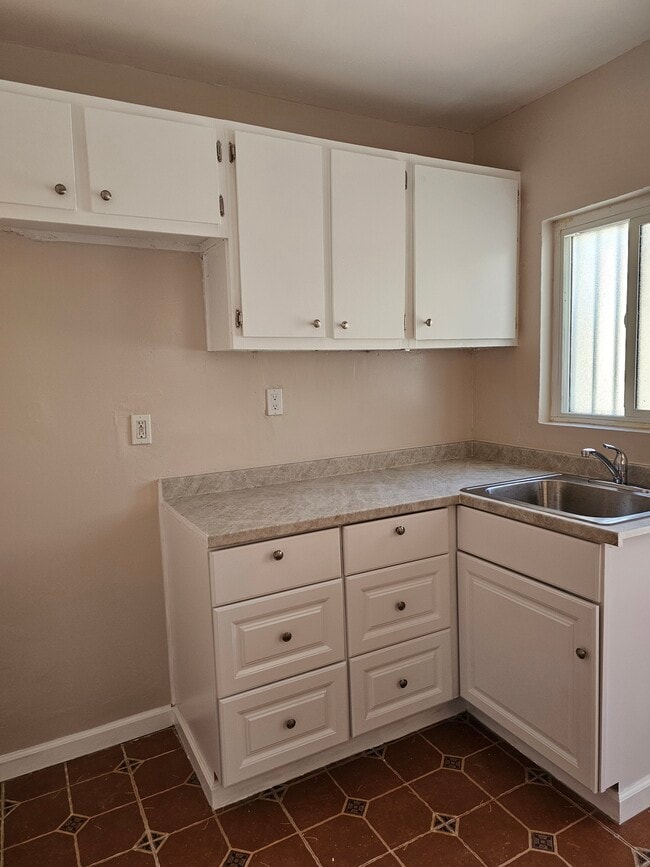 Building Photo - 527 1/2 W 19th St