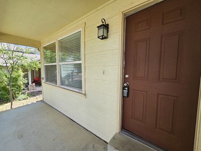 Building Photo - Functional 3 Bed with Flex Room House in H...