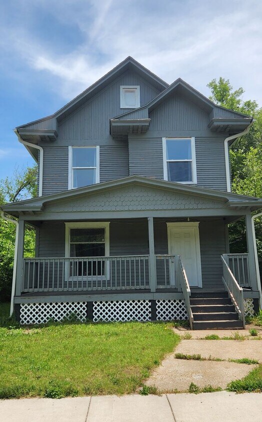 Primary Photo - Large, beautifully updated well insulated ...