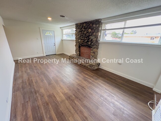 Building Photo - AVAILABLE FEBRUARY - Recently Remodeled Lo...