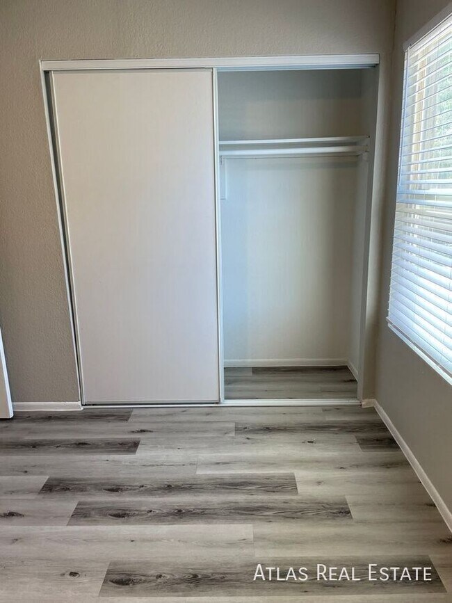 Foto del edificio - 465 W Ivyglen St