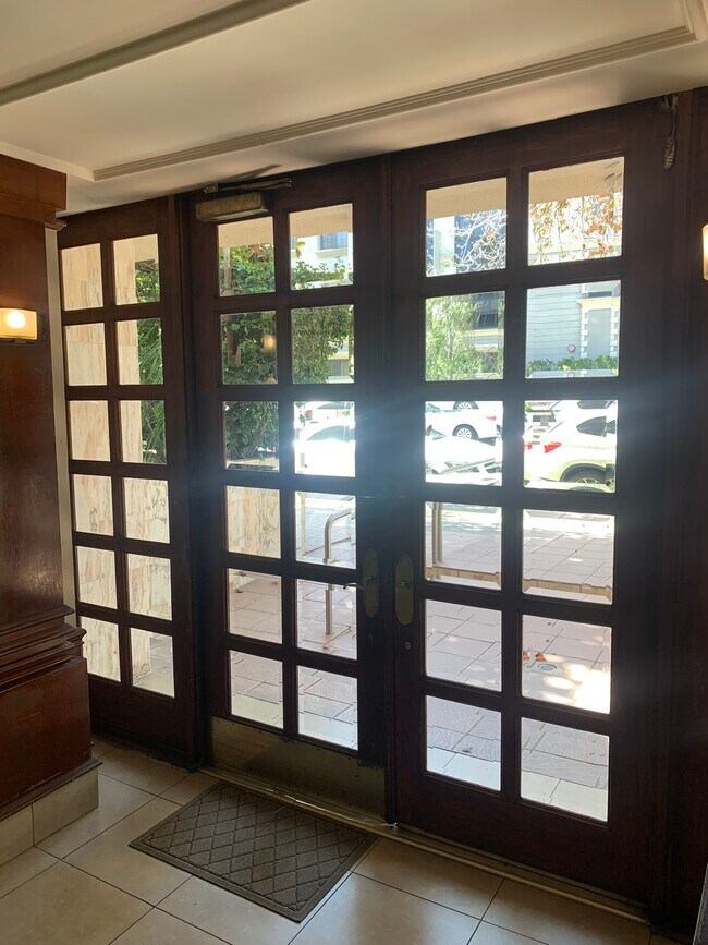 Foto del edificio - 120 N Swall Dr