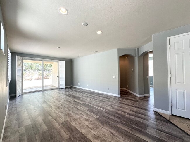 Building Photo - AVAILABLE NOW!! 2 Bedroom 2 Bathroom Home ...