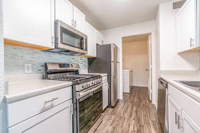Foto del edificio - Coastline Cove Apartment Homes