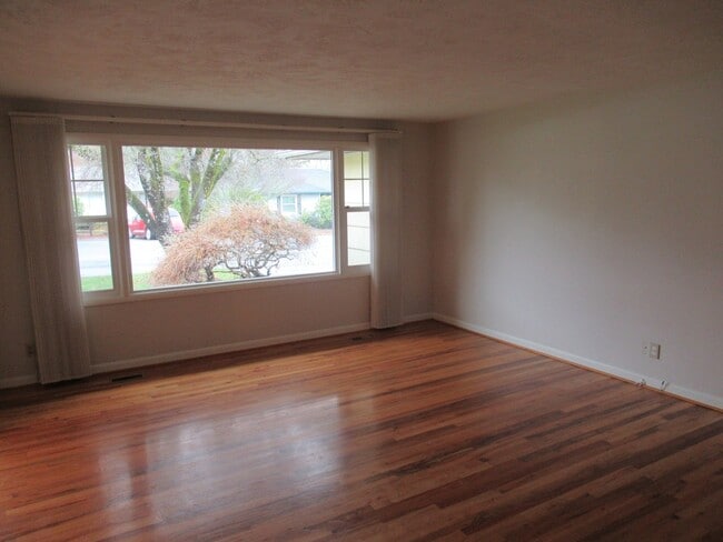 Foto del edificio - Four Bedroom Home in the Hills of South Salem