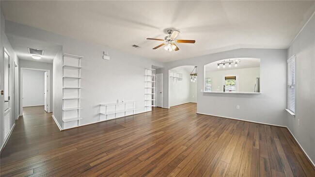 Foto del edificio - 5825 Nelson Oaks Dr