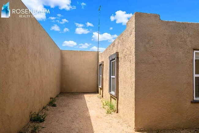 Building Photo - 2143 N Bell Ave