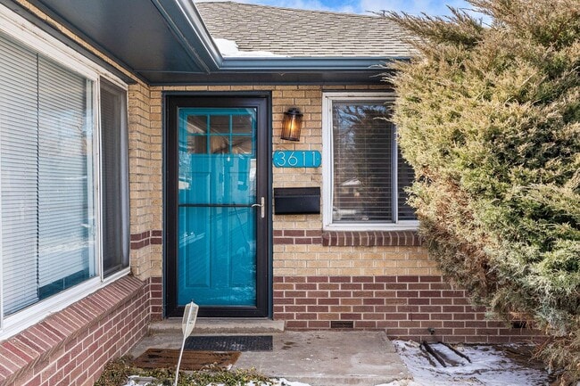 Building Photo - Updated Townhome in NE Park Hill!
