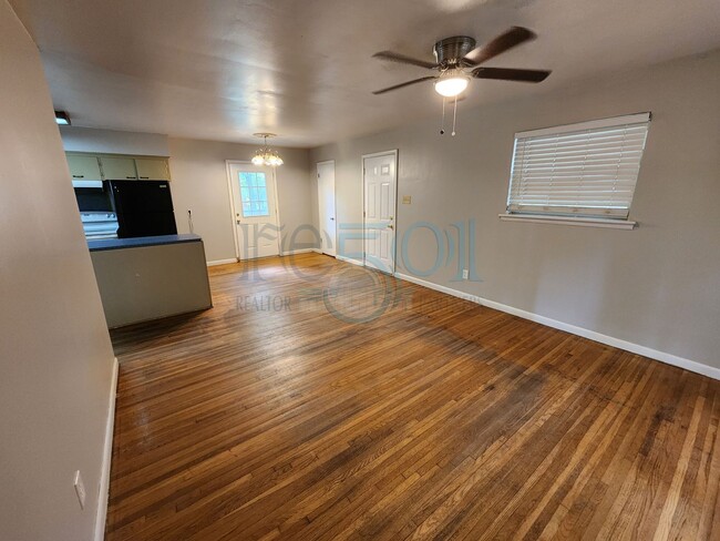 Building Photo - Wonderful 3BR/1.5BA Just a few blocks away...