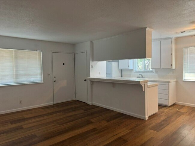 Building Photo - Beautifully Upgraded, 2 Bedroom 1 Bath Condo In a Great Location in South San Jose