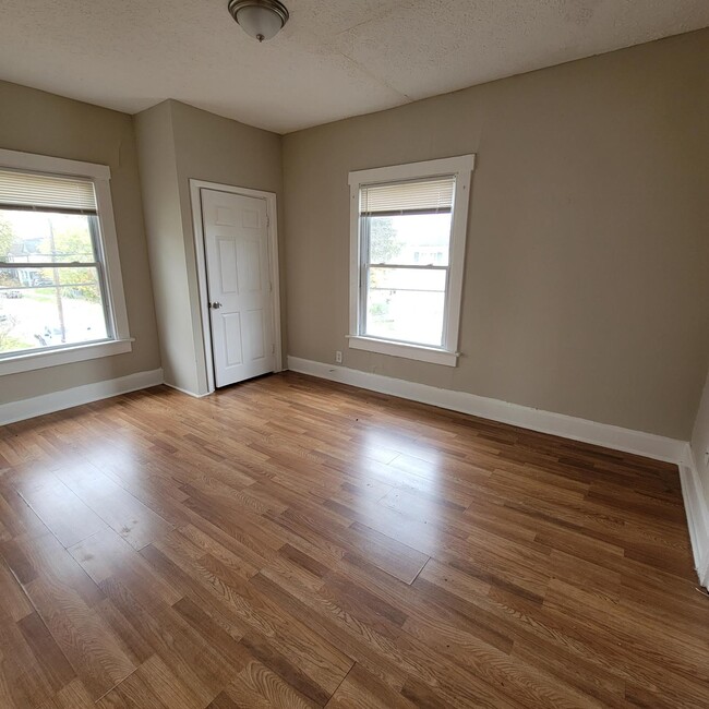 Building Photo - 403 Maple Ave
