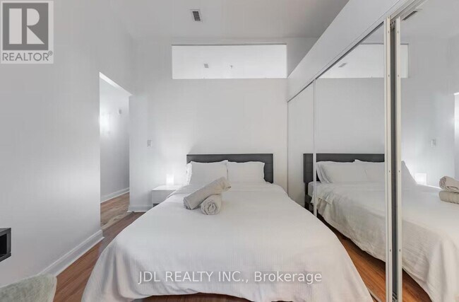 Photo du bâtiment - 700 King St W