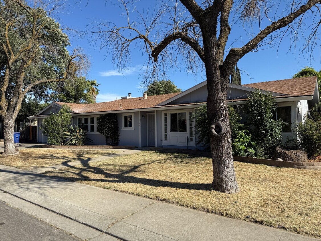 Foto principal - Single story home in east Modesto!