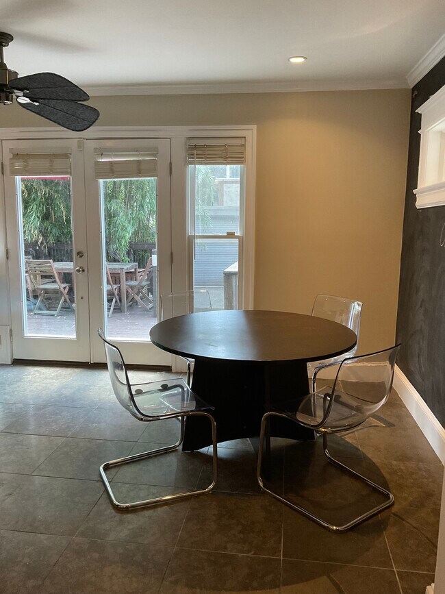 Foto del edificio - 2218 Cathedral Ave NW