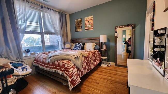 Building Photo - Wrigleyville 2 bedroom with balcony with s...