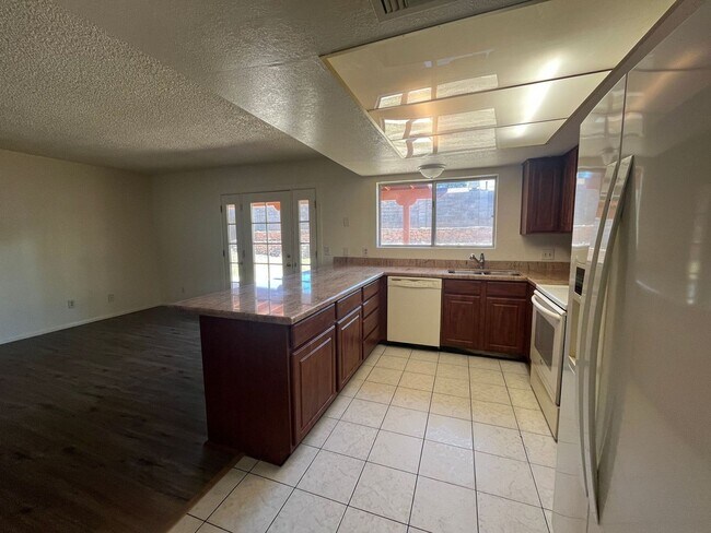 Building Photo - Spacious 3 bedroom with den.