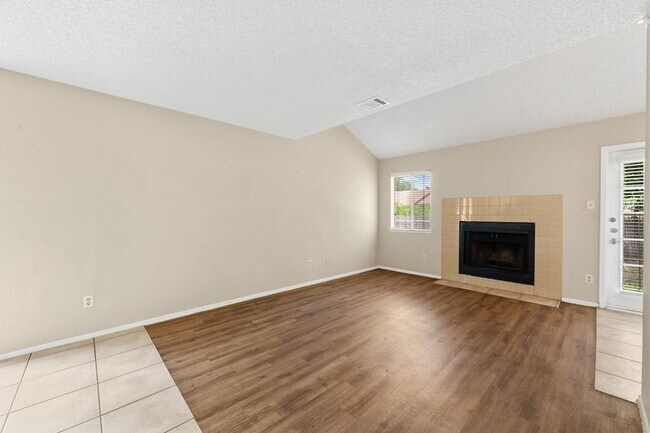 Foto del edificio - 7602 Woodstone Cove