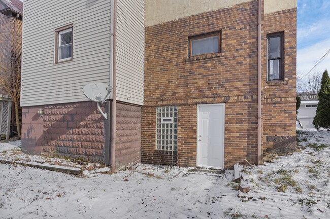 Building Photo - 404 N Bentley Ave