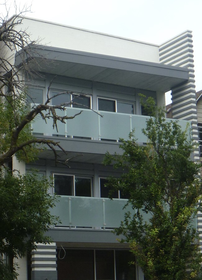Building Photo - 2704 W Armitage Ave