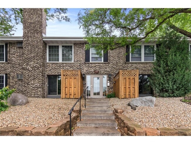 Foto del edificio - 4424 Cedar Lk Rd S