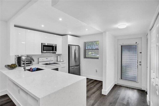 Foto del edificio - 8341 Sands Point Blvd