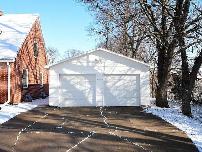 Building Photo - 705 E 9th St