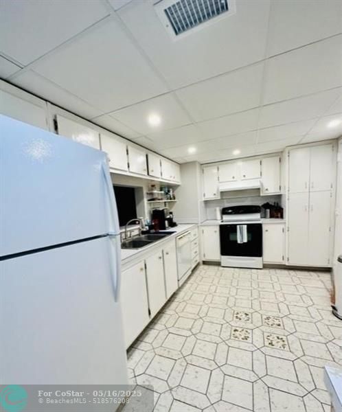 Building Photo - 1150 Hillsboro Mile
