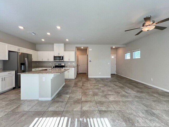 Foto del edificio - Gorgeous 2 story 2 car garage with 4 Beds