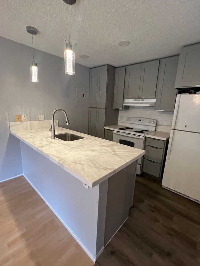 Foto del edificio - Upstairs Corner Unit 1 Bedroom/1 Bath Town...