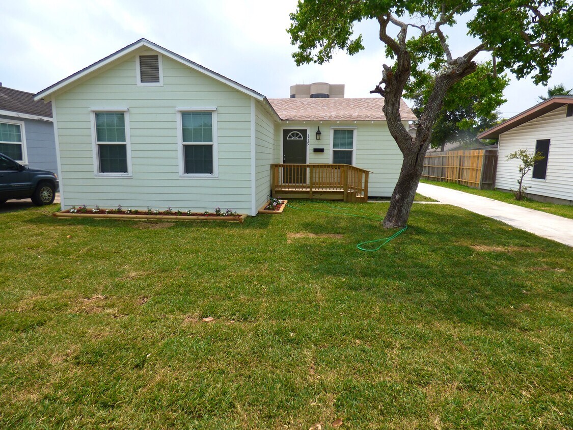 Primary Photo - 3529 Topeka St