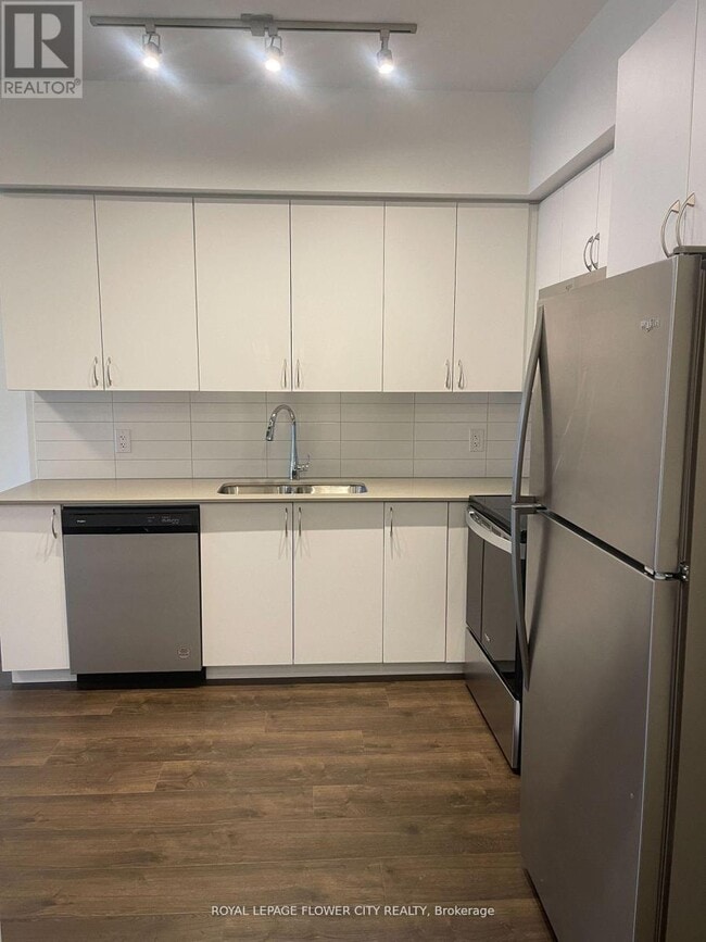 Photo du bâtiment - 56 Lakeside Ter