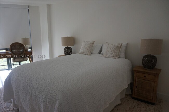 Foto del edificio - 1121 Crandon Blvd