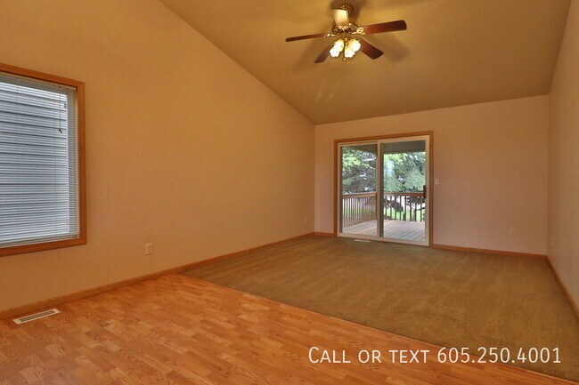 Foto del edificio - Huge 4 Bedroom 3 Bedroom + Office Twin Hom...