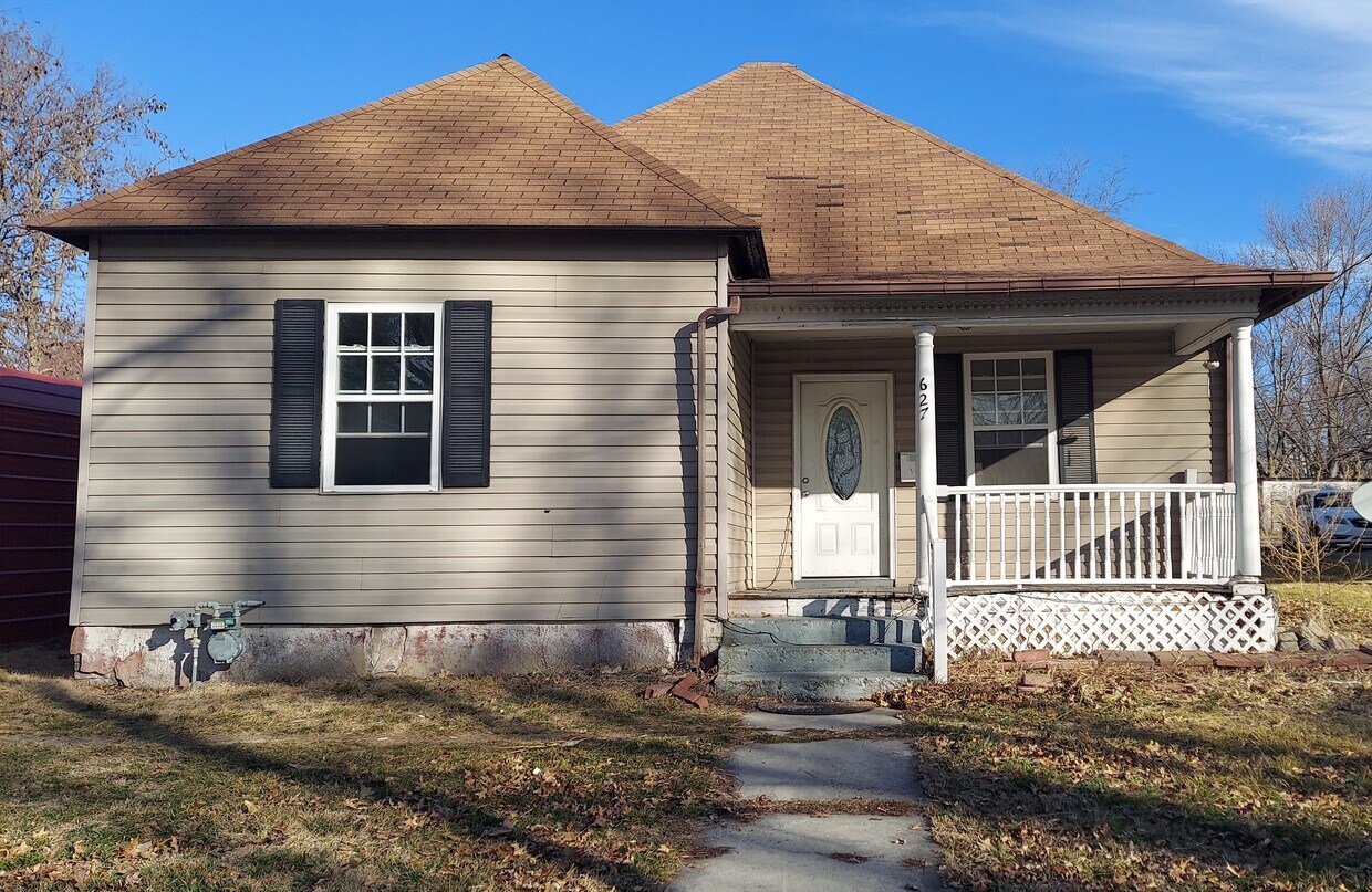 Primary Photo - 627 W Love St