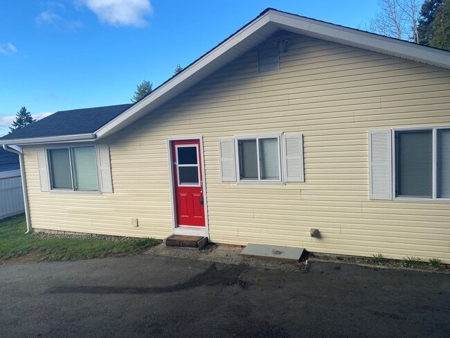 Building Photo - Cute and modern 3 bed with AC!