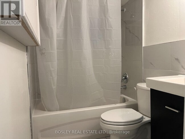 Photo du bâtiment - 383 Lansdowne Ave