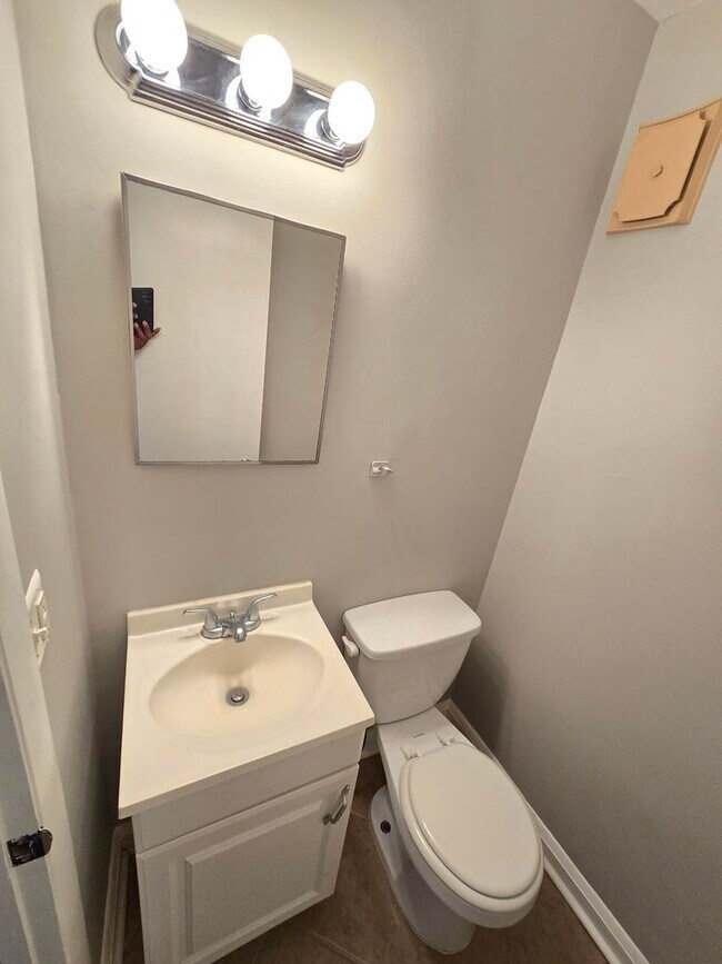Building Photo - 3 Bedroom 2.5 Bathroom Townhome for Rent