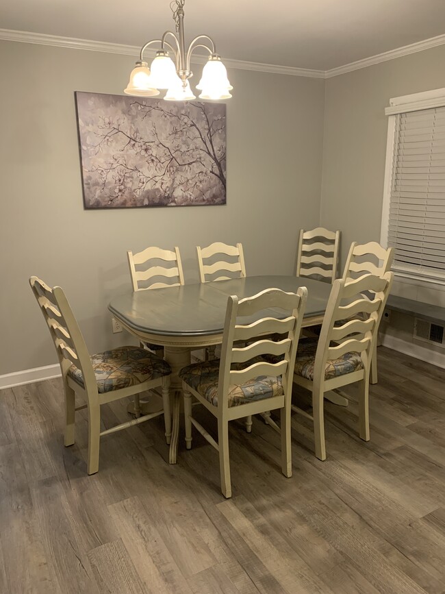 Dining area w/ample seating - 702 N Lee St