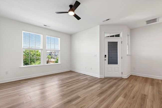 Building Photo - Beautiful Modern 3BR Townhome in the Heart of Wendell!