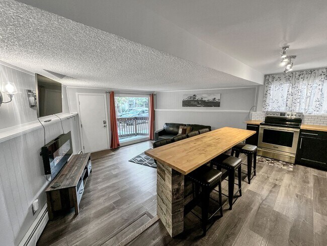 Foto del edificio - 2 Bedroom, 1 Bath on Peak 8! Updated unit, ground floor, great location!  Heat included!