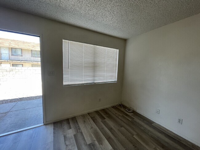 Foto del edificio - Recently renovated 2 bedroom 1 bath upstai...