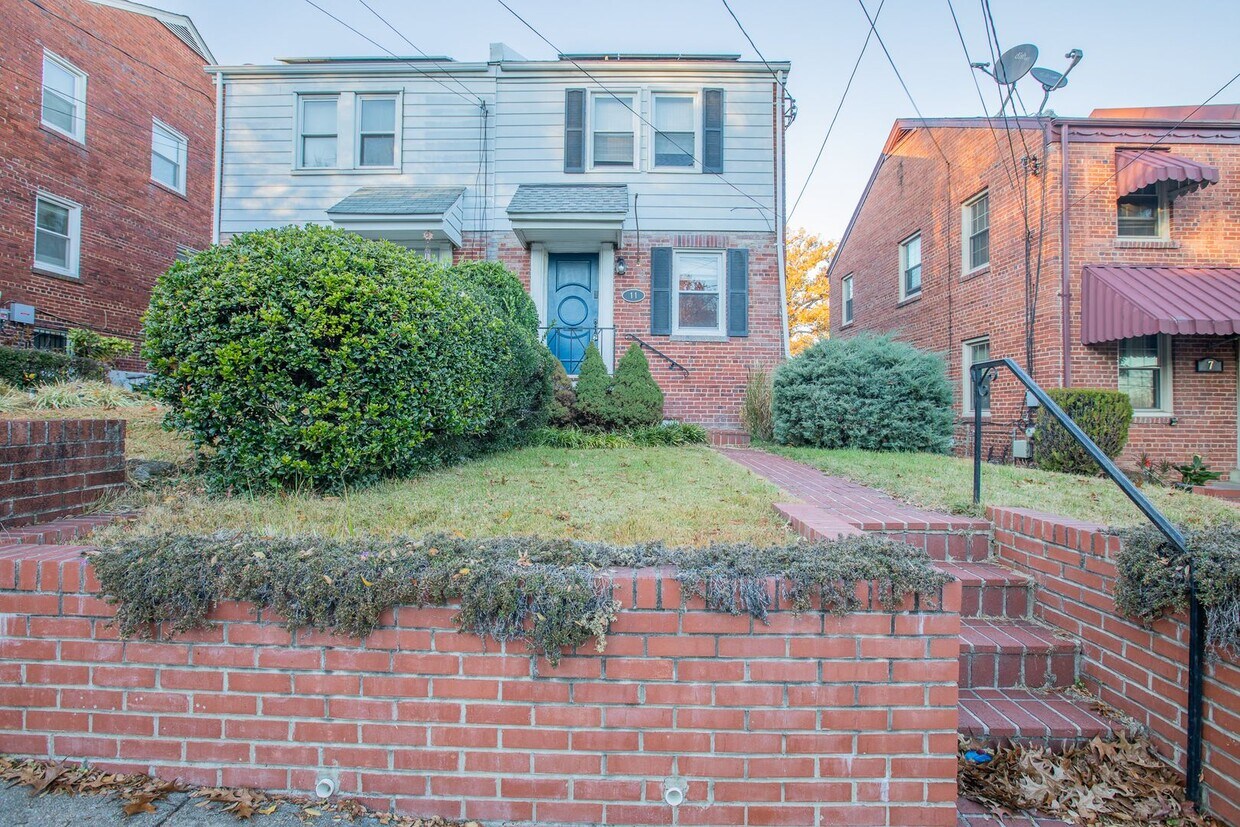 Primary Photo - Lovely 3 BR/2 BA Semi-Detached Home in Tak...