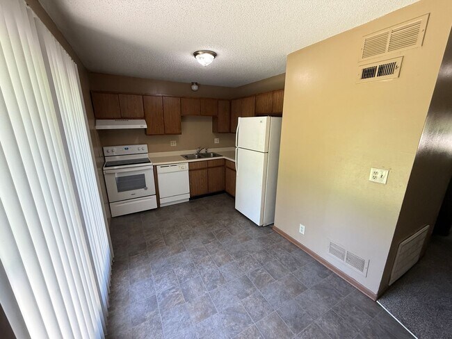 Foto del edificio - 2BR/1BA | Newly Renovated Unit | 1-Car Covered Parking | In Blue Springs!