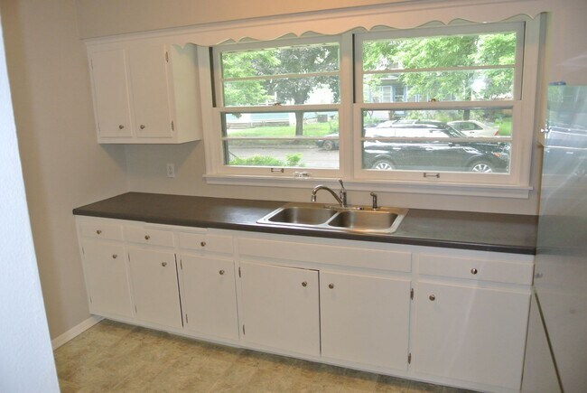 Building Photo - House Available September 1, Hardwood Floo...