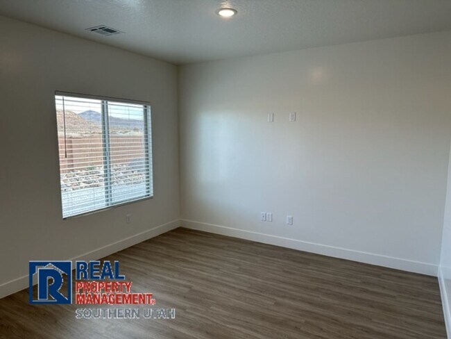 Building Photo - Townhome in South Desert